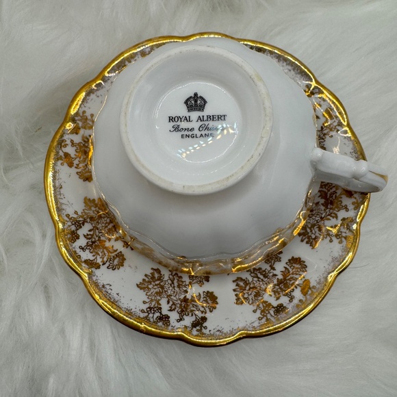 Royal Albert English Bone China tea cup & saucer. White china with gold flowers - Picture 3 of 9